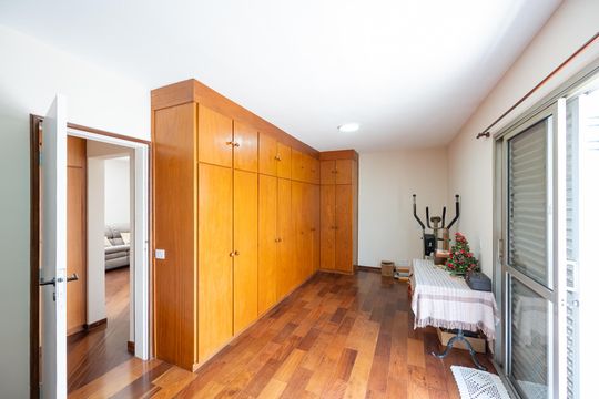Compra apartamento com varanda, garden, piscina e academia no condomínio. Total de 4 quartos. — Sala da Cobertura