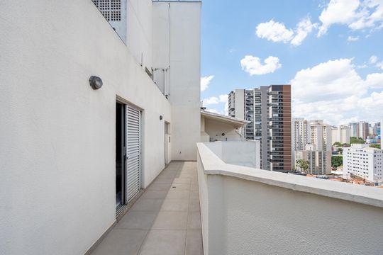Compra apartamento com varanda, garden, piscina e academia no condomínio. Total de 4 quartos. — Churrasqueira
