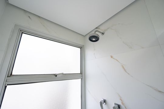 Compra apartamento com varanda, garden, piscina e academia no condomínio. Total de 4 quartos. — Banheiro da Suíte 1