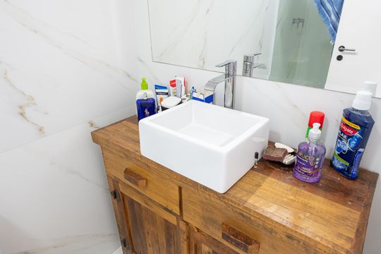 Compra apartamento com varanda, garden, piscina e academia no condomínio. Total de 4 quartos. — Banheiro Social