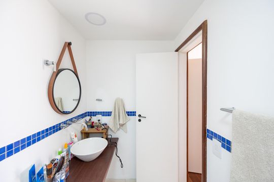 Compra apartamento com varanda, garden, piscina e academia no condomínio. Total de 4 quartos. — Banheiro da Cobertura