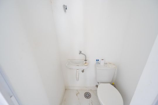 Compra apartamento com varanda, garden, piscina e academia no condomínio. Total de 4 quartos. — Banheiro de Serviço