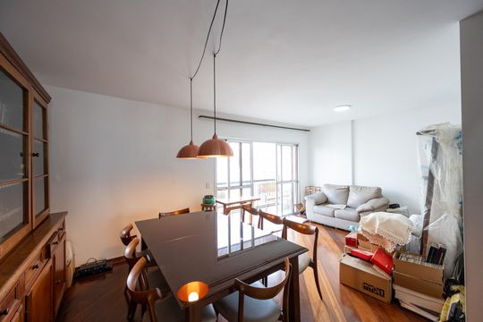 Compra apartamento com varanda, garden, piscina e academia no condomínio. Total de 4 quartos. — Sala