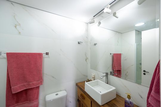 Compra apartamento com varanda, garden, piscina e academia no condomínio. Total de 4 quartos. — Banheiro da Suíte 2