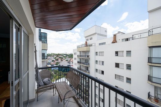 Compra apartamento com varanda, garden, piscina e academia no condomínio. Total de 4 quartos. — Varanda da Sala