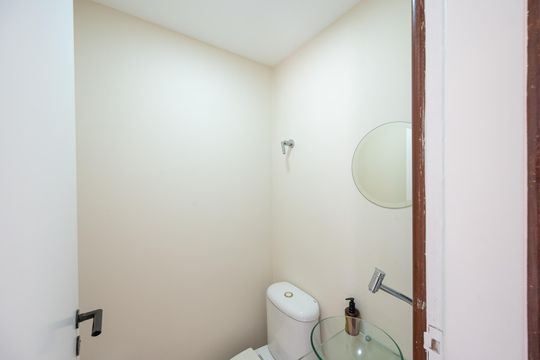 Compra apartamento com varanda, garden, piscina e academia no condomínio. Total de 4 quartos. — Lavabo