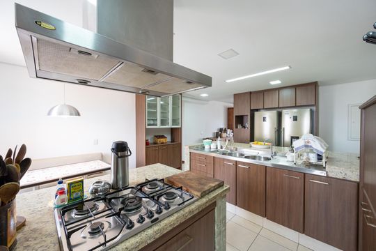 Compra apartamento com varanda, garden, piscina e academia no condomínio. Total de 4 quartos. — Cozinha