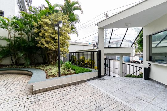 Compra apartamento com varanda, garden, piscina e academia no condomínio. Total de 4 quartos. — Entrada