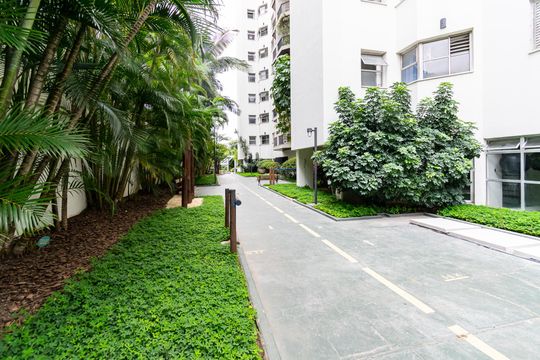 Compra apartamento com varanda, garden, piscina e academia no condomínio. Total de 4 quartos. — Área comum
