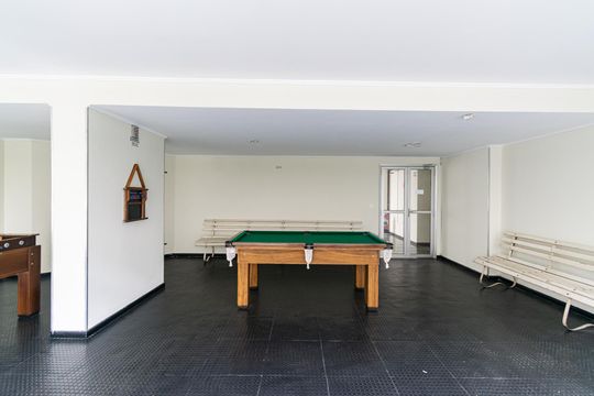 Compra apartamento com varanda, garden, piscina e academia no condomínio. Total de 4 quartos. — Salão de Jogos