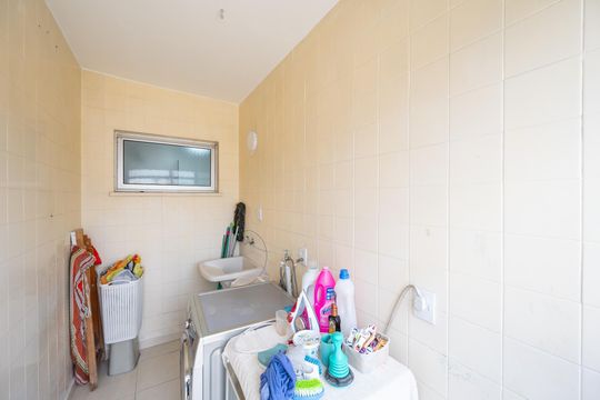 Compra apartamento com varanda, garden, piscina e academia no condomínio. Total de 4 quartos. — Lavanderia