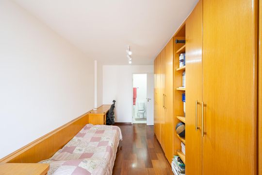 Compra apartamento com varanda, garden, piscina e academia no condomínio. Total de 4 quartos. — Suíte 2
