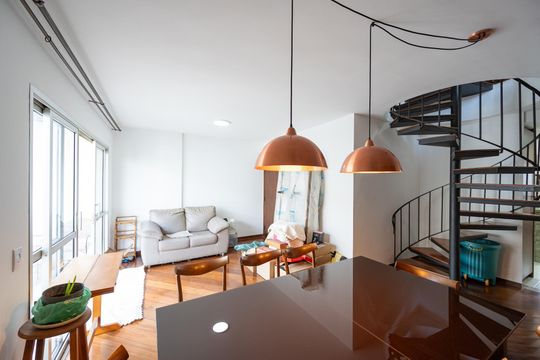 Compra apartamento com varanda, garden, piscina e academia no condomínio. Total de 4 quartos. — Sala