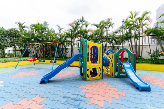 Compra apartamento com varanda, garden, piscina e academia no condomínio. Total de 4 quartos. — Playground