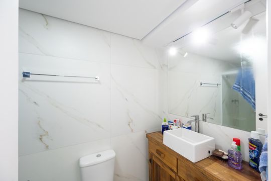 Compra apartamento com varanda, garden, piscina e academia no condomínio. Total de 4 quartos. — Banheiro Social