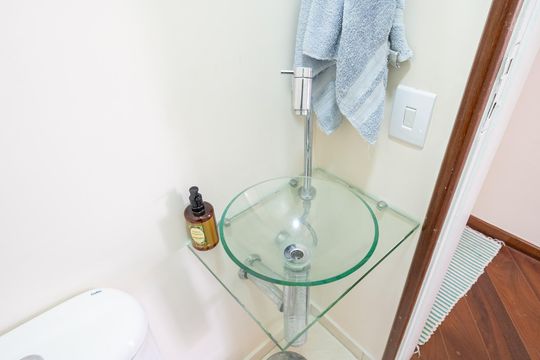Compra apartamento com varanda, garden, piscina e academia no condomínio. Total de 4 quartos. — Lavabo
