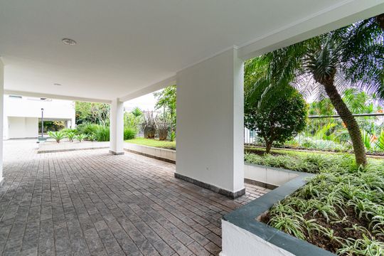 Compra apartamento com varanda, garden, piscina e academia no condomínio. Total de 4 quartos. — Área comum