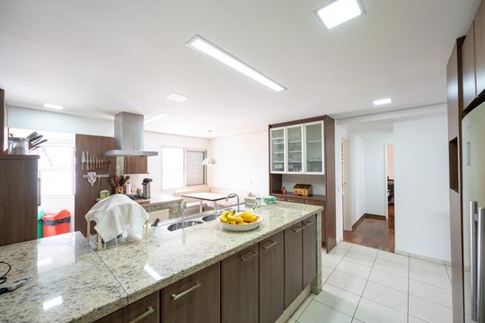 Compra apartamento com varanda, garden, piscina e academia no condomínio. Total de 4 quartos. — Cozinha