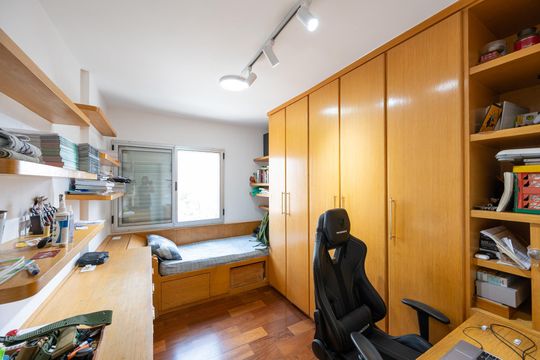 Compra apartamento com varanda, garden, piscina e academia no condomínio. Total de 4 quartos. — Quarto 3