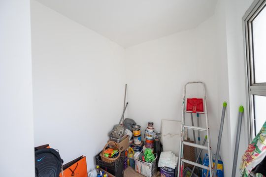 Compra apartamento com varanda, garden, piscina e academia no condomínio. Total de 4 quartos. — Quarto de Serviço