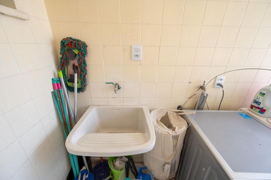 Compra apartamento com varanda, garden, piscina e academia no condomínio. Total de 4 quartos. — Lavanderia