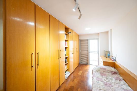 Compra apartamento com varanda, garden, piscina e academia no condomínio. Total de 4 quartos. — Suíte 2