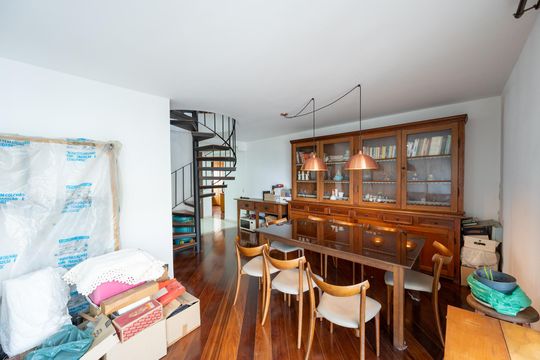 Compra apartamento com varanda, garden, piscina e academia no condomínio. Total de 4 quartos. — Sala