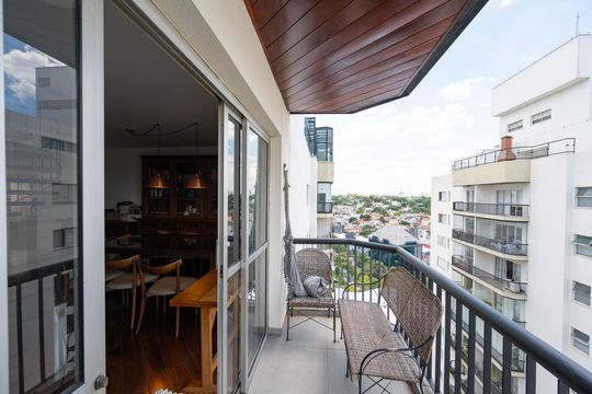 Compra apartamento com varanda, garden, piscina e academia no condomínio. Total de 4 quartos. — Varanda da Sala