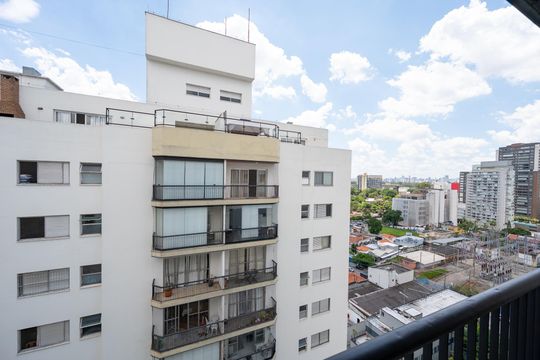 Compra apartamento com varanda, garden, piscina e academia no condomínio. Total de 4 quartos. — Vista da Varanda da Sala