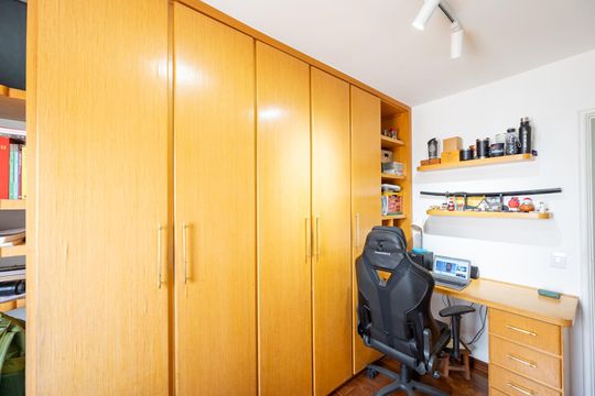 Compra apartamento com varanda, garden, piscina e academia no condomínio. Total de 4 quartos. — Quarto 3