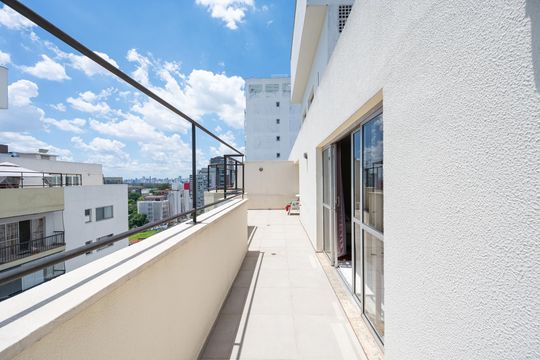 Compra apartamento com varanda, garden, piscina e academia no condomínio. Total de 4 quartos. — Cobertura