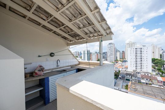 Compra apartamento com varanda, garden, piscina e academia no condomínio. Total de 4 quartos. — Churrasqueira
