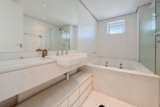 Compra de apartamento com 4 quartos e academia no condomínio. — Suíte Master - Banheiro 2