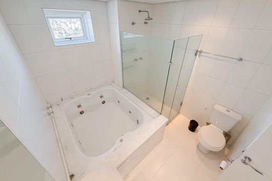 Compra de apartamento com 4 quartos e academia no condomínio. — Suíte Master - Banheiro 2