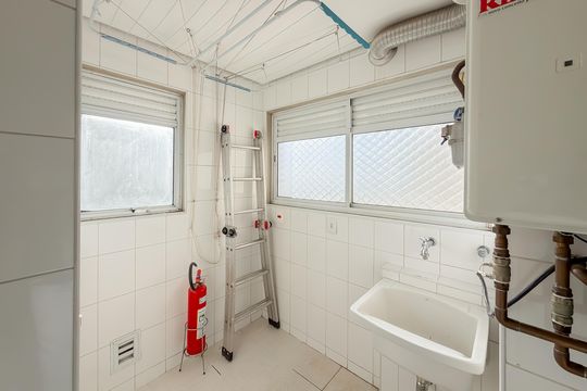 Compra de apartamento com 4 quartos e academia no condomínio. — Área de Serviço