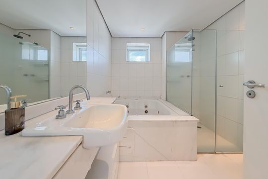 Compra de apartamento com 4 quartos e academia no condomínio. — Suíte Master - Banheiro 2