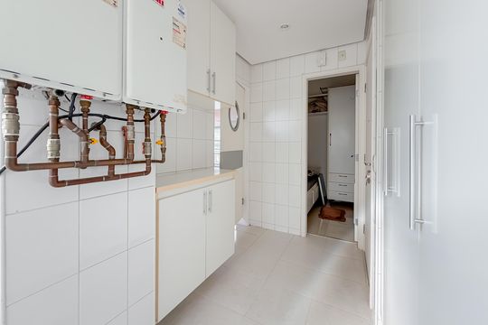 Compra de apartamento com 4 quartos e academia no condomínio. — Área de Serviço
