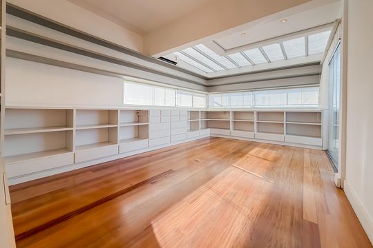 Compra de apartamento com 4 quartos e academia no condomínio. — Escritório