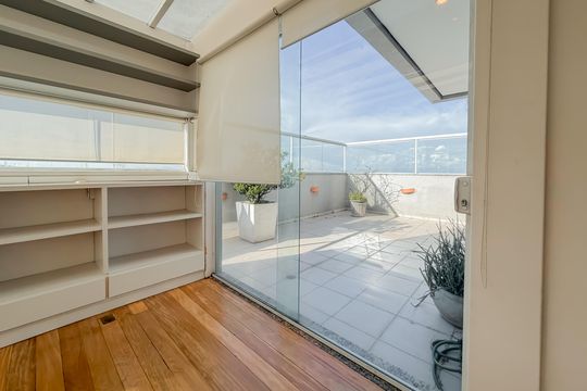 Compra de apartamento com 4 quartos e academia no condomínio. — Escritório