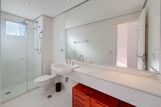 Compra de apartamento com 4 quartos e academia no condomínio. — Suíte Master - Banheiro 1