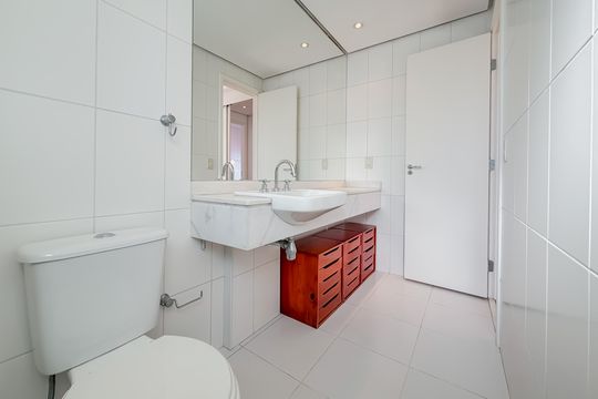 Compra de apartamento com 4 quartos e academia no condomínio. — Suíte Master - Banheiro 1