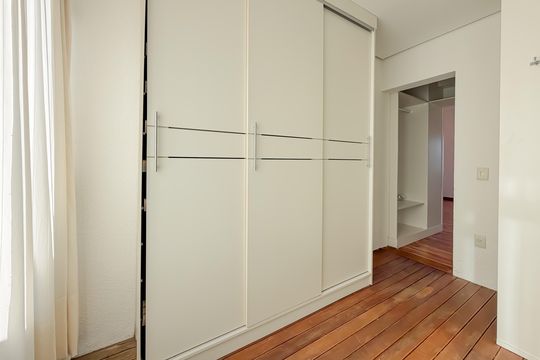 Compra de apartamento com 4 quartos e academia no condomínio. — Suíte Master - Closet 1