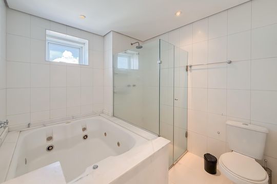 Compra de apartamento com 4 quartos e academia no condomínio. — Suíte Master - Banheiro 2
