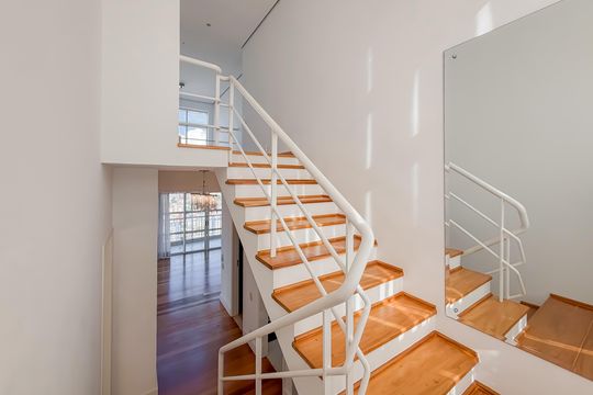 Compra de apartamento com 4 quartos e academia no condomínio. — Escada - Piso Superior