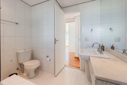 Compra de apartamento com 4 quartos e academia no condomínio. — Suíte Master - Banheiro 2