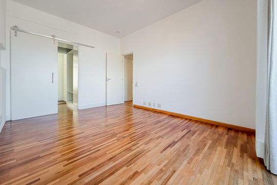 Compra de apartamento com 4 quartos e academia no condomínio. — Suíte Master