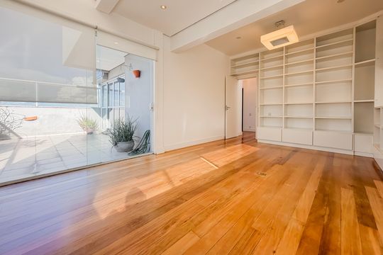 Compra de apartamento com 4 quartos e academia no condomínio. — Escritório