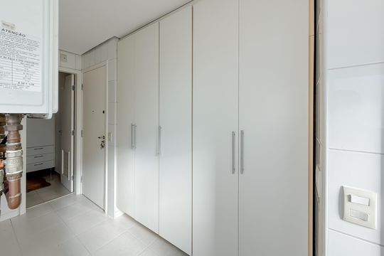 Compra de apartamento com 4 quartos e academia no condomínio. — Área de Serviço