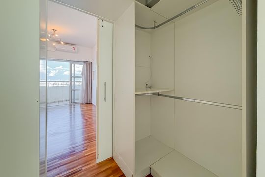 Compra de apartamento com 4 quartos e academia no condomínio. — Suíte Master - Closet 1