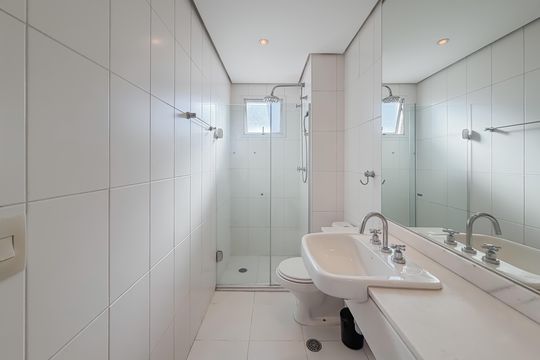 Compra de apartamento com 4 quartos e academia no condomínio. — Suíte Master - Banheiro 1